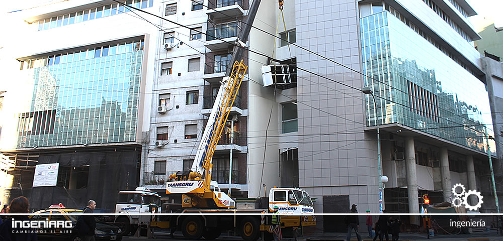 Elevación de equipos con grua.
