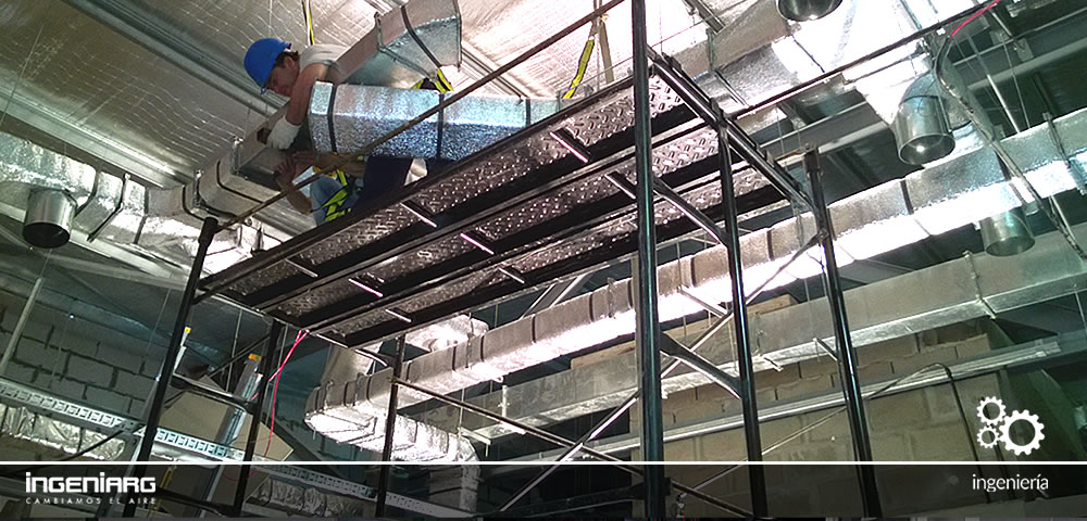 Montaje de conductos en obra.